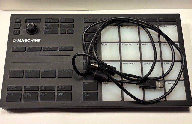 Native Instruments Strumenti musicali: Native Instruments Maschine Mikro  (ohne Software) – Usato da Basel venduto da dav_b5gb 1