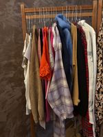 Kleider und Accessoires