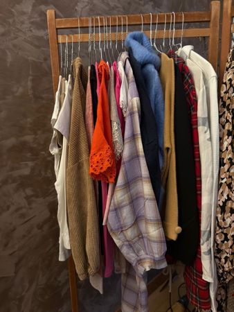 Kleider und Accessoires 