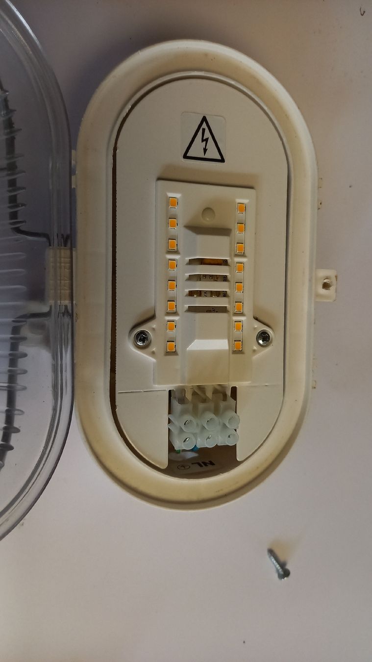 Lampade: Robuste Aussenlampe / Kellerlampe Oval LED EVO HV – Usato da St. Gallen venduto da Bir_Rer 2