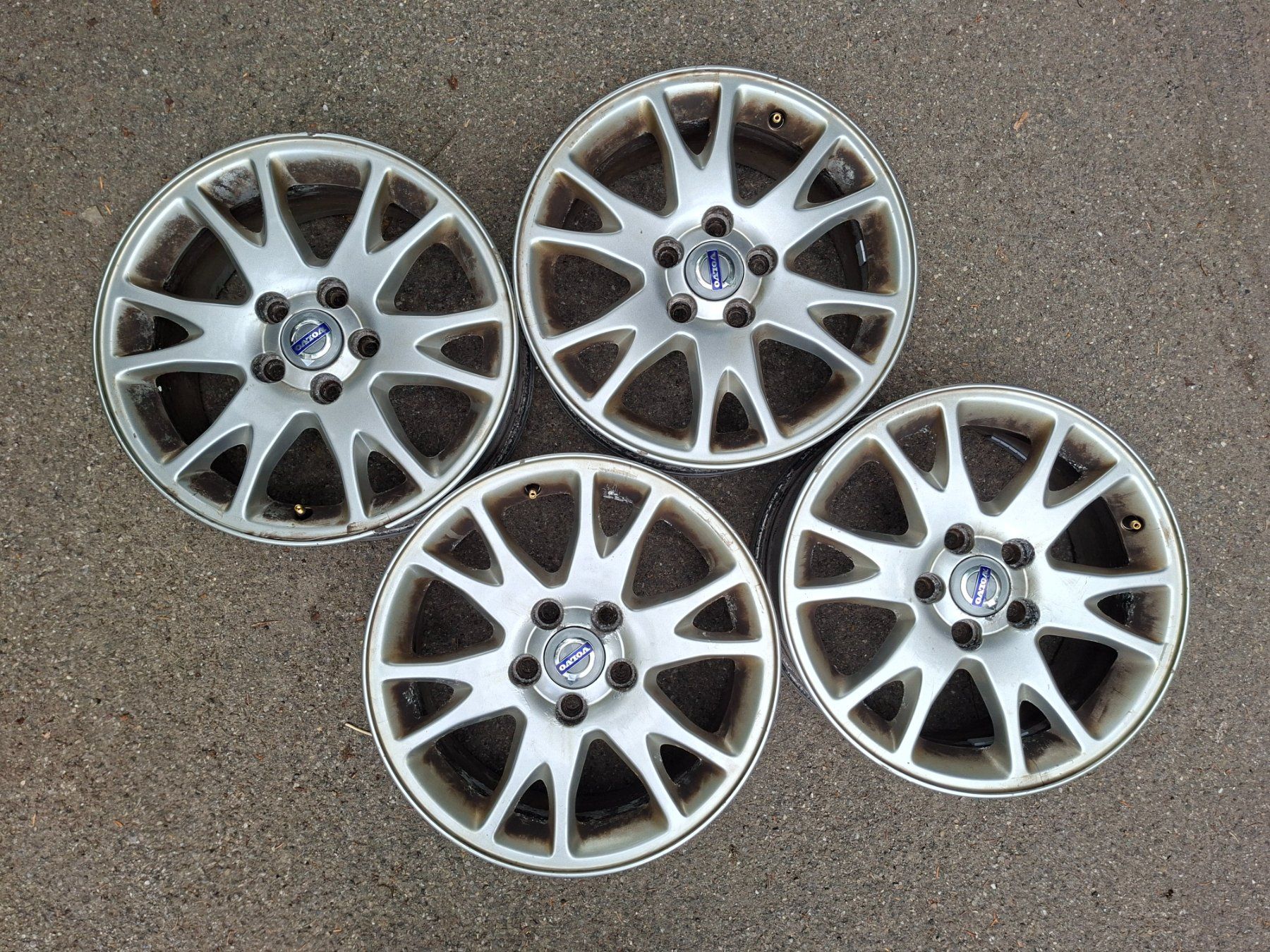 Volvo Cerchioni: 4×Original Volvo 16" Alufelgen – Usato da Zürich venduto da Cusin0