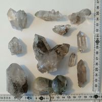 Lot Quarz, Uri, teils mit Phantom u. Skelett