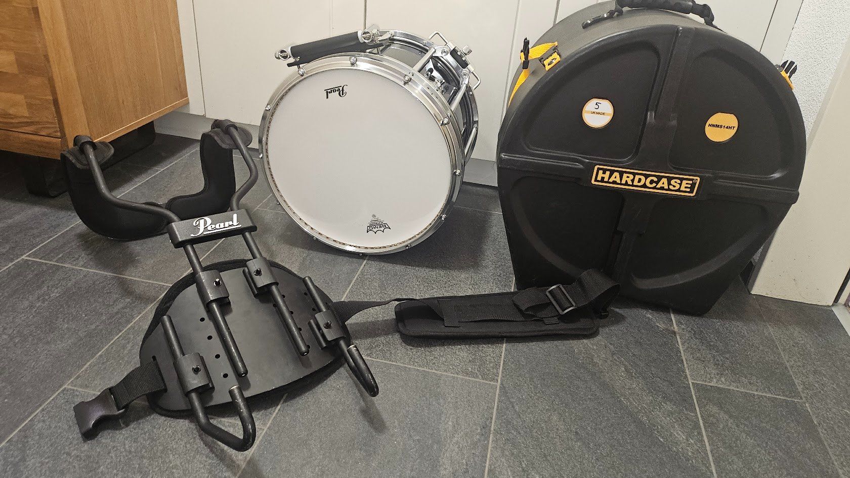 Strumenti musicali: Pearl Championship Pipe Drum mit Hard Case und Harness – Nuovo (secondo la descrizione) da Udligenswil venduto da Basil_B