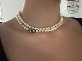 Lange Akoya-Perlenkette mit Saphirverschluss