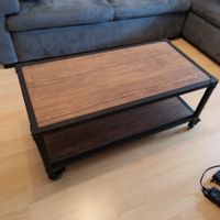 Brauner Couchtisch mit Holzoptik & Metallgestell