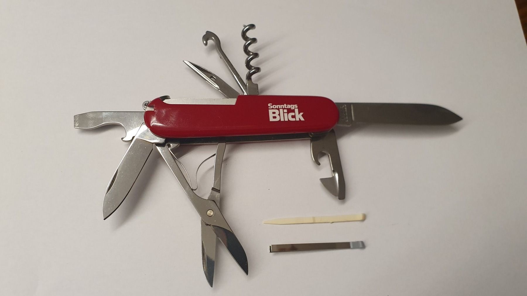 Victorinox Coltelli tascabile: 4 Victorinox Sackmesser mit Logo – Usato da Härkingen venduto da MarianneSi 2