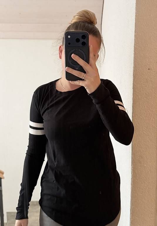 Maglioni & Felpe: LANGARM-SHIRT SCHWARZ – Usato da Affeltrangen venduto da janaleiin