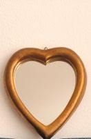 Vintage kleiner goldiger Wand - Spiegel in Herzform