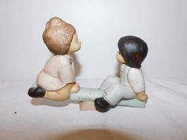 Süsse Keramik Kinderfigur, Limokea, Wippe Hummel