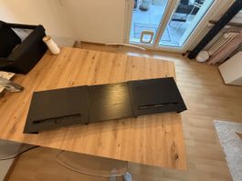 Schwarzer Monitorständer aus Holz