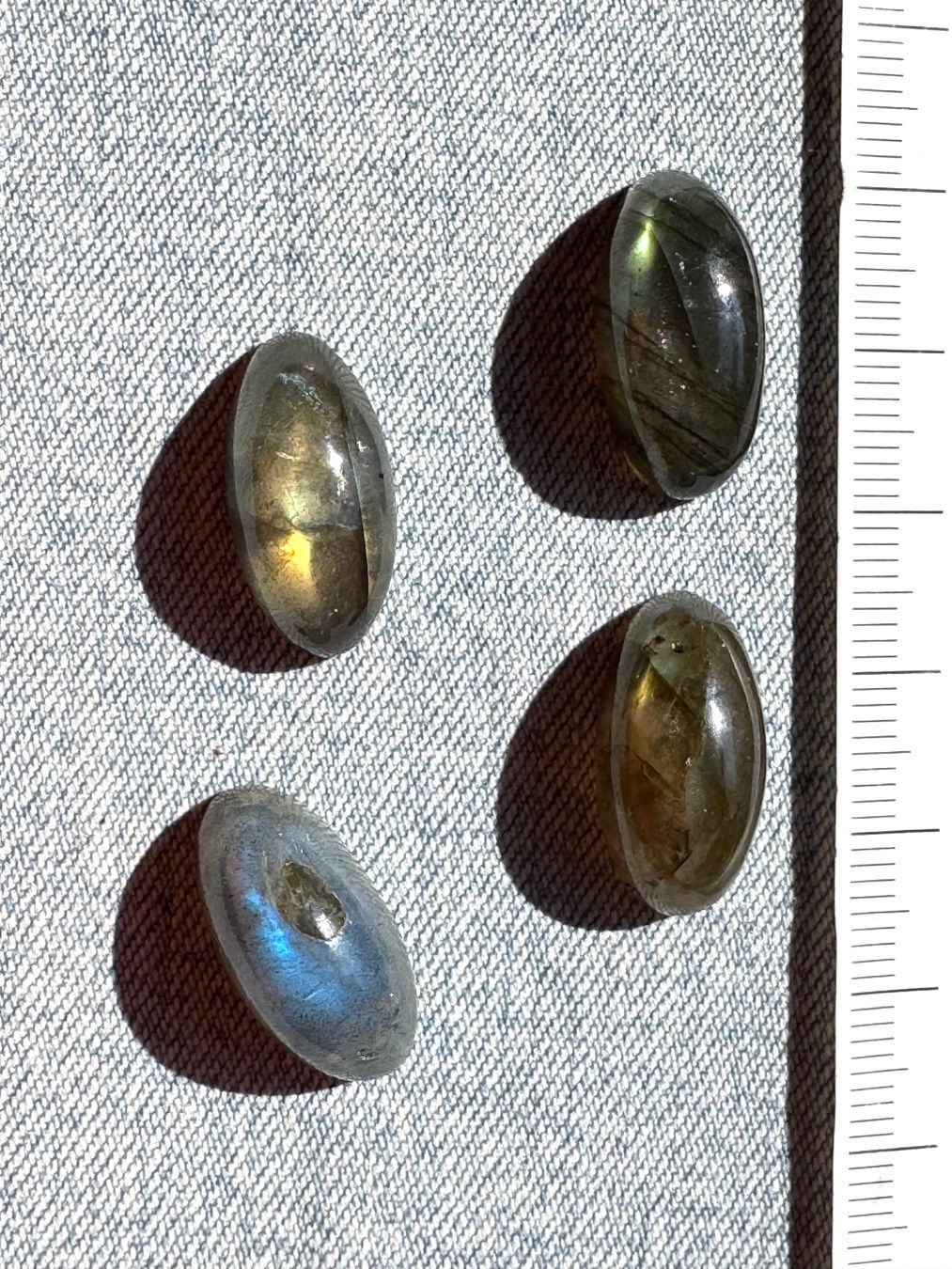 Mineralien & Heilsteine: 4 exclusive leuchtende grosse Labradorit Cabochons   oval – Neu und originalverpackt aus Leuggern von gemshow 8