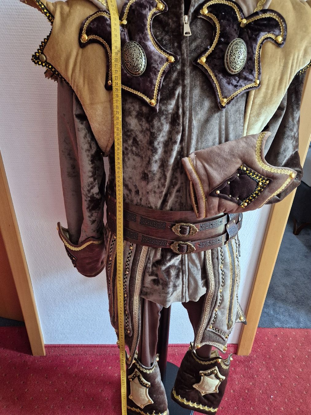Costumi: Fasnachtskostüm,  Krieger Mittelalter,mit Kopfbedeckung – Nuovo (secondo la descrizione) da Läufelfingen venduto da Netti04 1