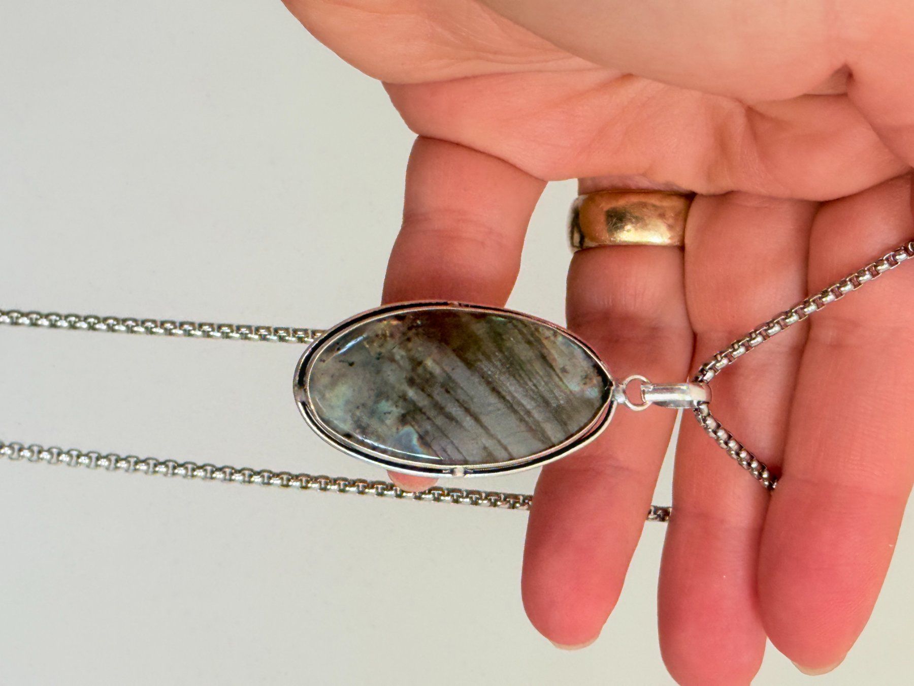 Catenine: Collier avec pendentif labradorite ovale – Nuovo e nell'imballaggio originale da Genève venduto da AWWA 2