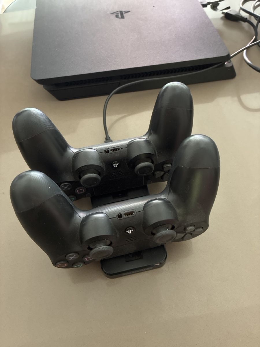 playstation-4-slim-500-g-3-jeux-3-manettes-chargeur-gebraucht-in