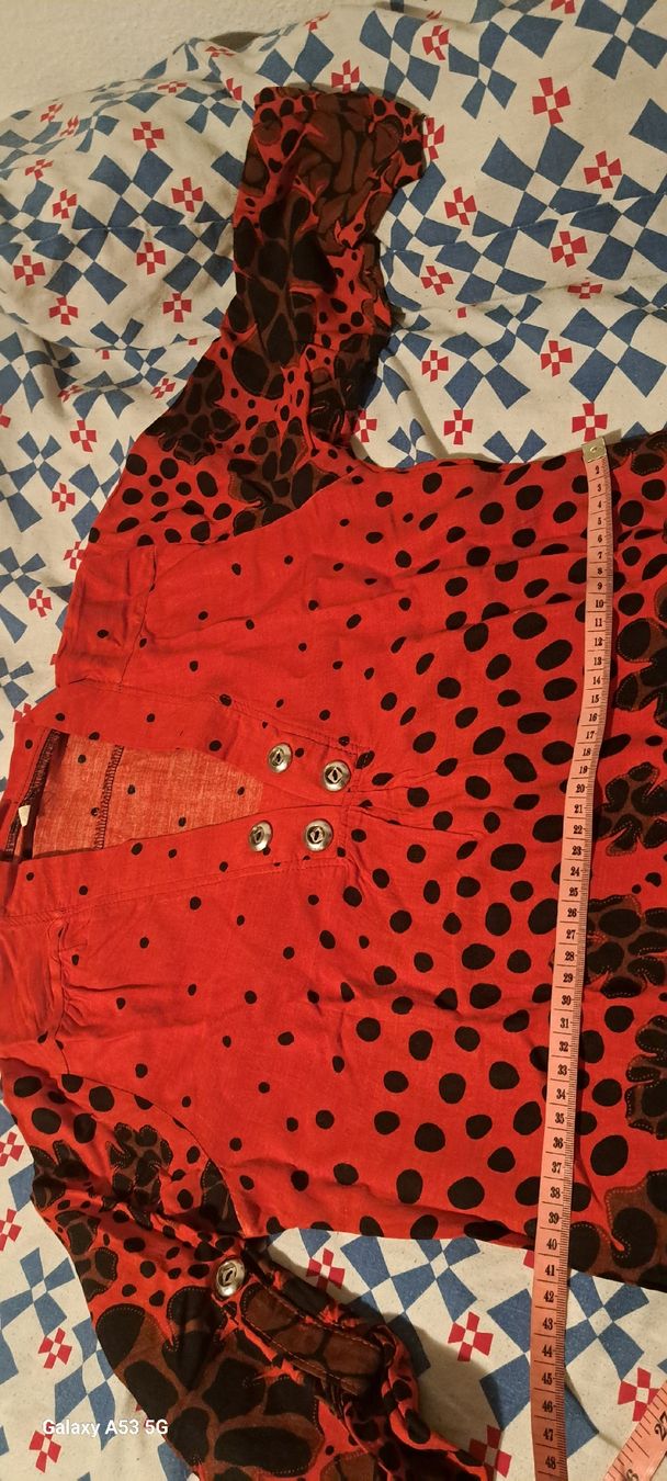 Blusen: Stylish red tunic with black flowers, size S – Gebraucht aus Bern von mahilini 2