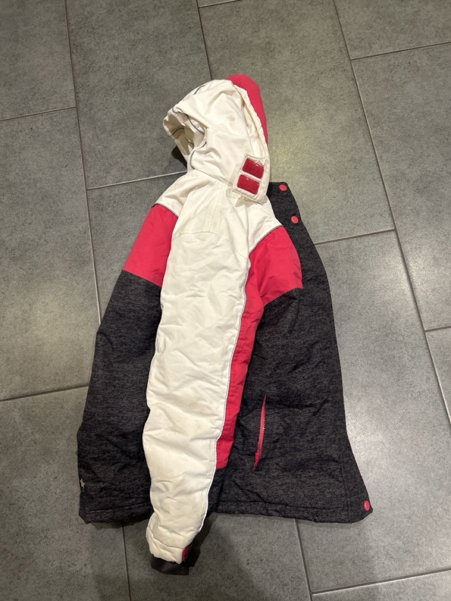 Sci: Yigga Winterjacke, Grösse 146 Mädchen! – Usato da Mühledorf SO venduto da Dania77 2