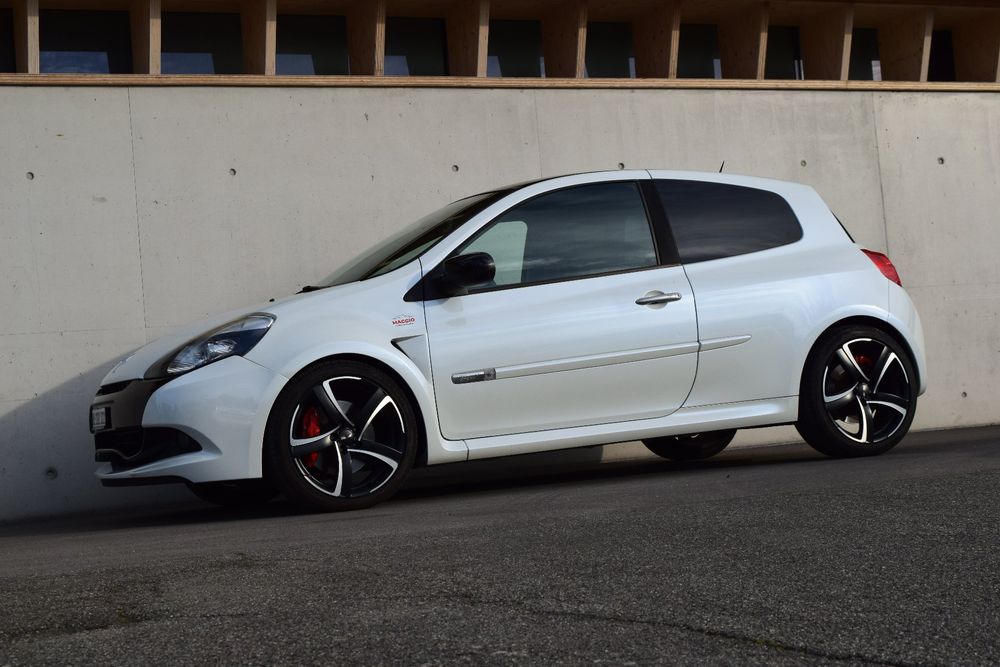 RENAULT Clio RS 2.0 16V 200PS Black & White Edition