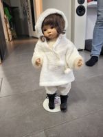 Süsse Porzellanpuppe in Winterkleidung