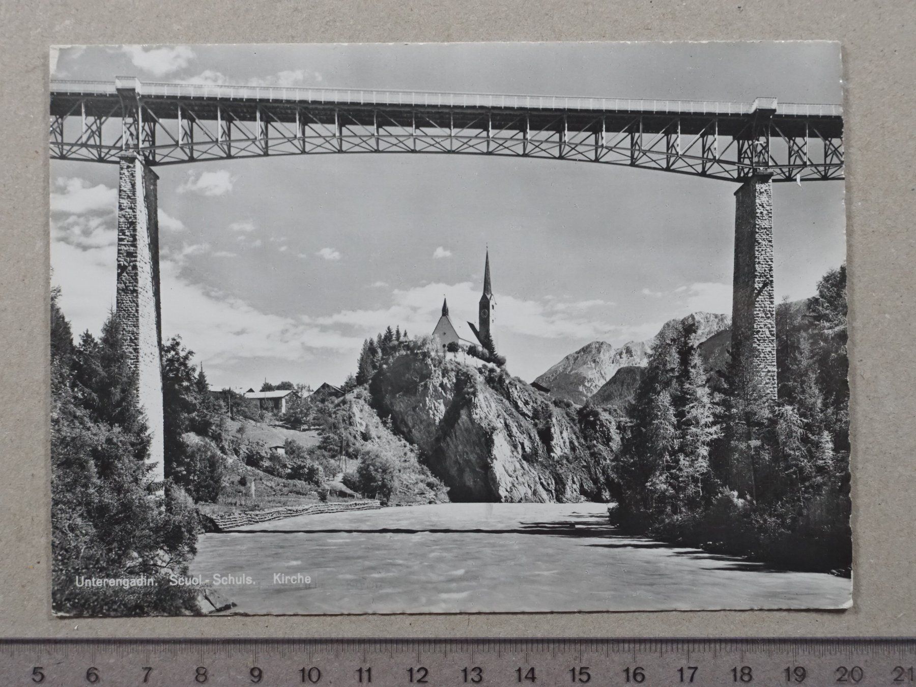 Cartoline postali: Scuol, Schuls, Kirche, Brücke – Usato da Lenzburg venduto da fh1