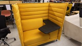 Vitra Alcove Highback Work Sofa mit Tablar, Stoff Gelb