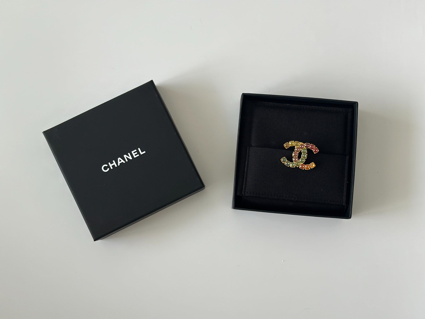 Chanel Spille & Fermagli: New Chanel brooch – Nuovo e nell'imballaggio originale da Lugano venduto da juledo