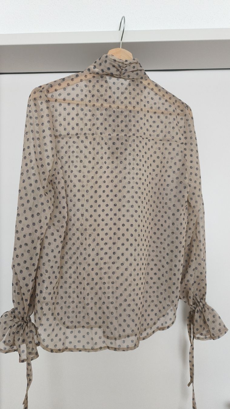 Blusen: Translucent Beige Blouse with flower pattern, ideal for offi – Neu und originalverpackt aus Erlenbach ZH von rem_p5dd 1