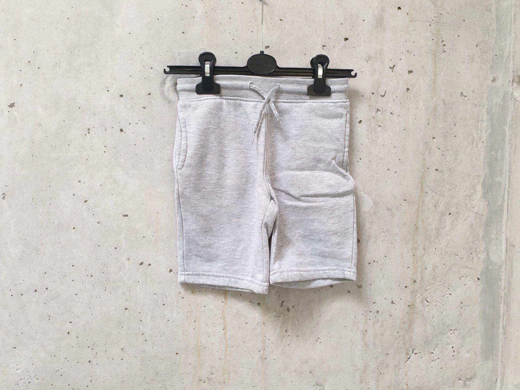 Pantalons: Short en molleton basic GEMO, gris, garçon, 6 ans – D'occasion à Fribourg par fripons