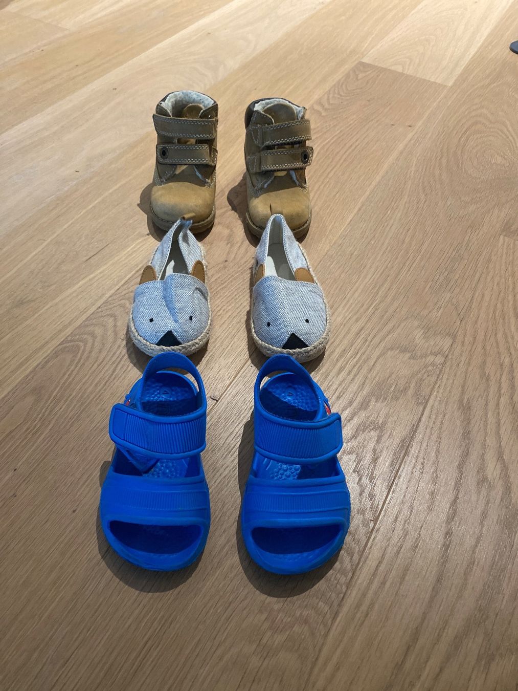 Schuhe für Jungen: Schuhset Grösse 20 – Gebraucht aus Bolligen von Noeggeli10