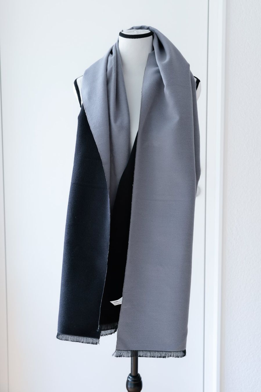 Benetton Foulard & Sciarpe: Echarpe Benetton reversible gris et noir neuf – Nuovo (secondo la descrizione) da Vevey venduto da Manicky 2