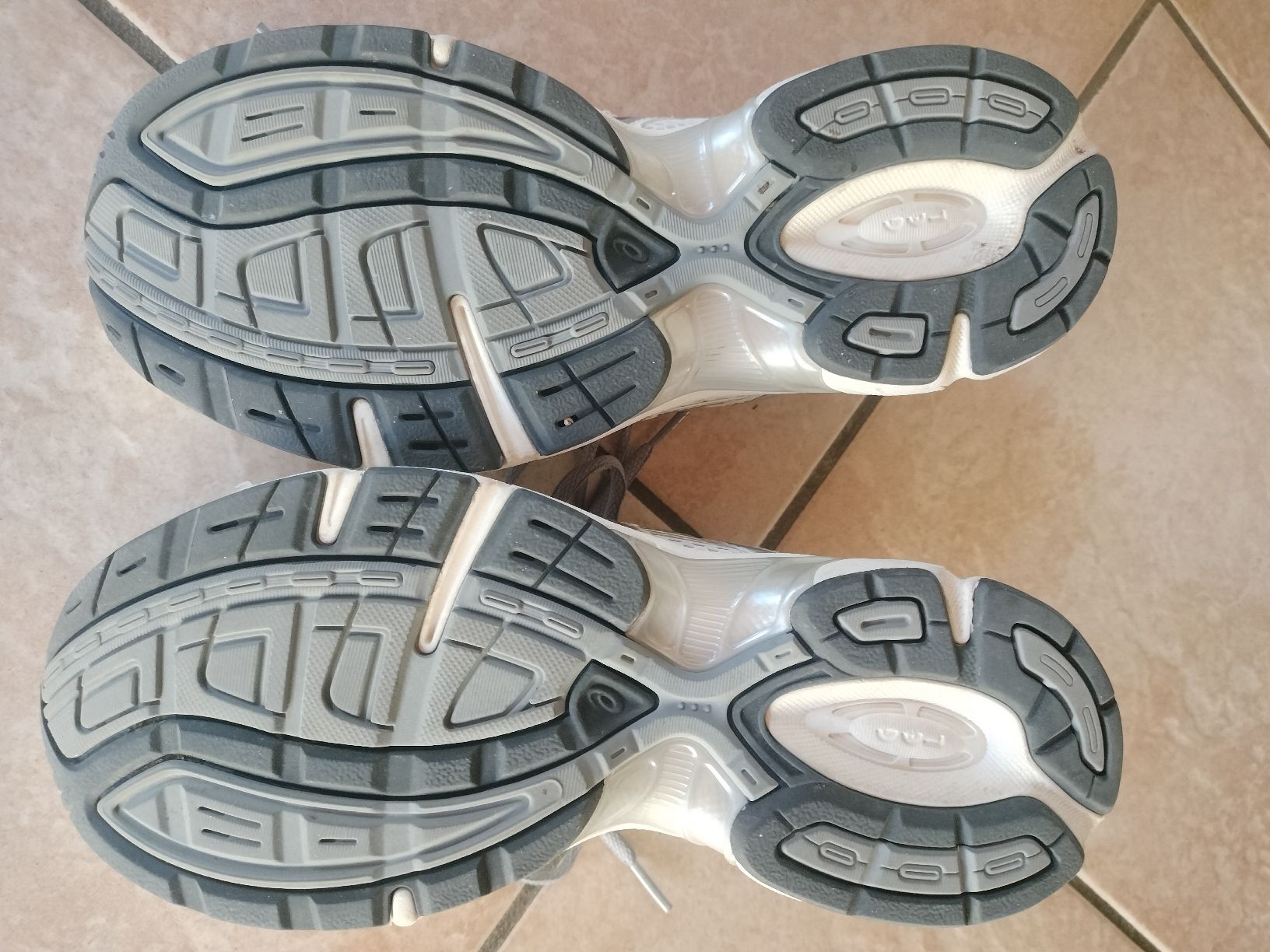 Asics Chaussures hommes: Asics 39,5 – Neuf (Voir description) à Massongex par Amel16 1