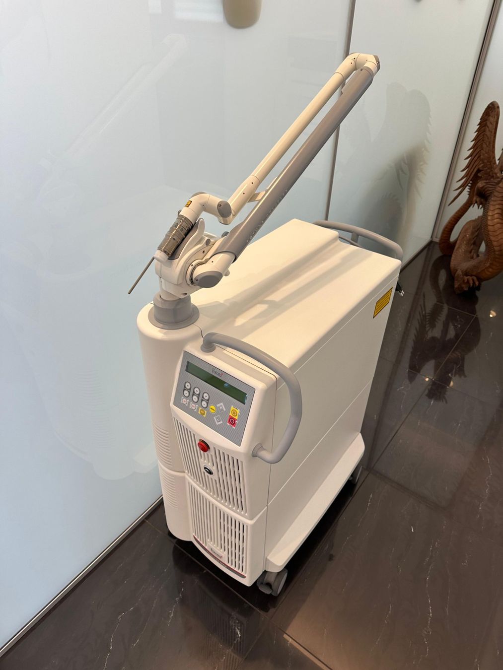 Attrezzature mediche: Laser Fotona QX MAX – Usato da Uznach venduto da lamelle1234 1