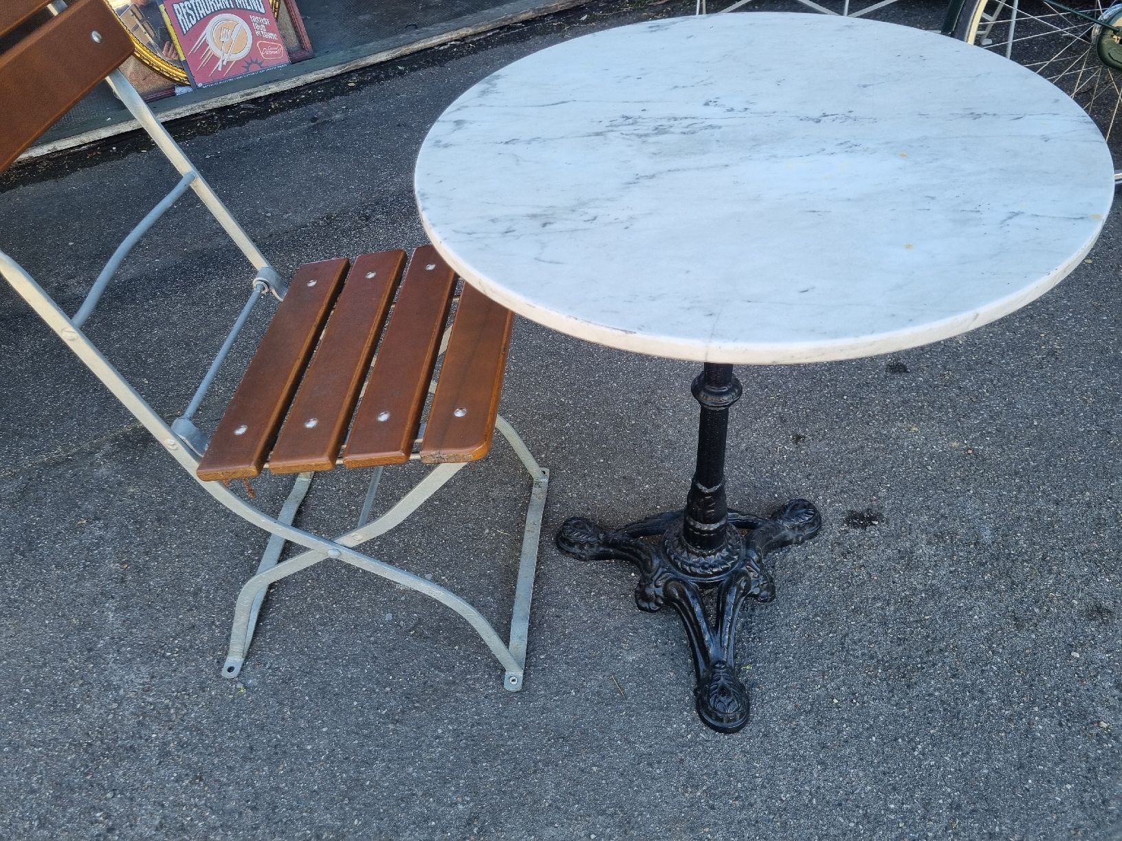 Set di tavolo e panche: Marmor Bistrotisch mit Biergartenstuhl – Usato da Grellingen venduto da Swissmeen