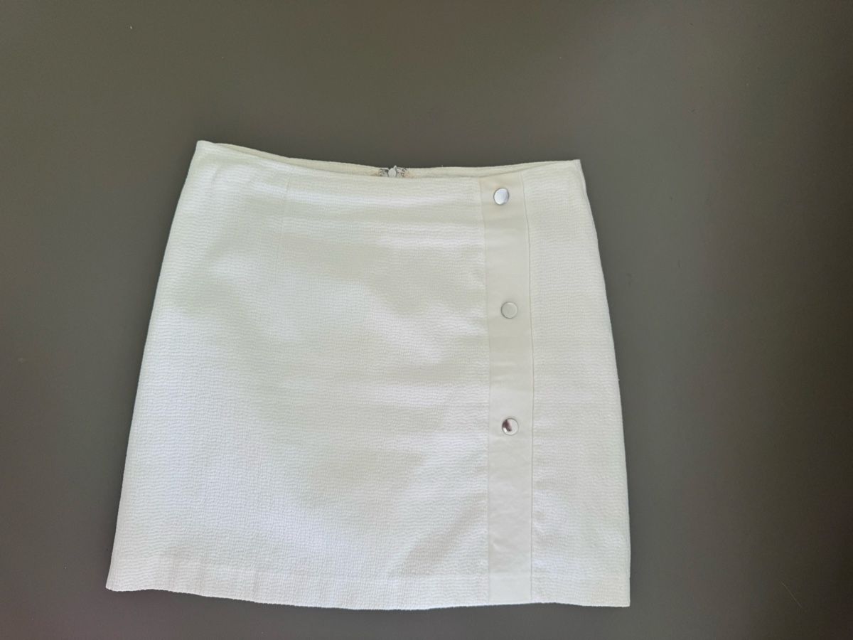 Röcke: White Mini Skirt Button Detail Size 40 – Gebraucht aus Zürich von alieacelina