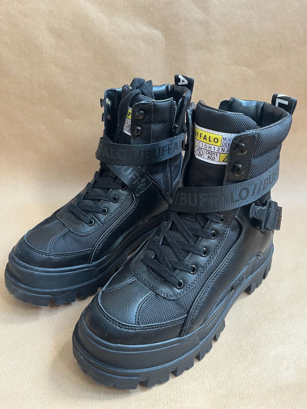 Buffalo Damenschuhe: Bottines Buffalo noires avec fermeture éclair comme neuves – Gebraucht aus Thônex von mil_yh85