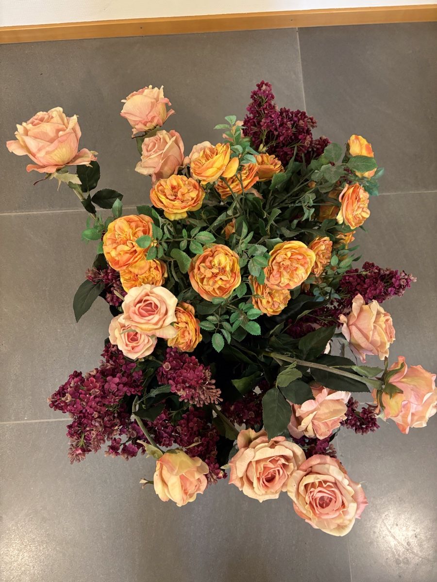 Alle Dekorationen: Gesteck mit Vase - Kunstblumen Arrangement – Gebraucht aus Erlenbach ZH von  1