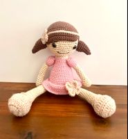 Gehäkelte Puppe mit Kleid rosa und braun Handarbeit