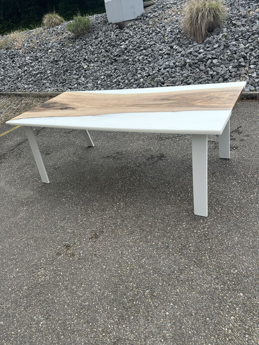 Tavoli: Esstisch Schweizer Nussbaum mit Epoxy weiss – Nuovo (secondo la descrizione) da Zürich venduto da stefano29482 3