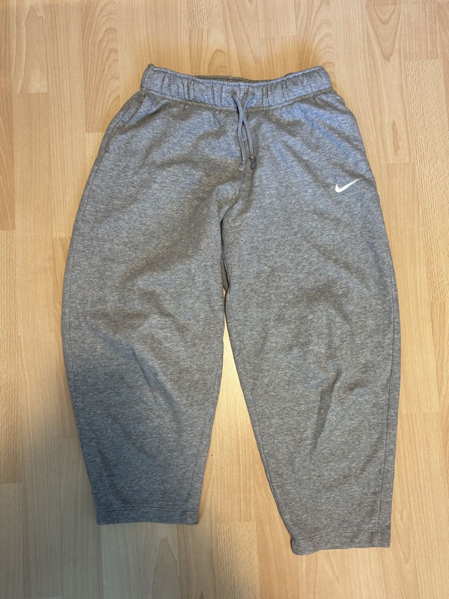 Pantaloni: NIKE GREY SWEATPANTS – Usato da Küttigen venduto da noa_78fr