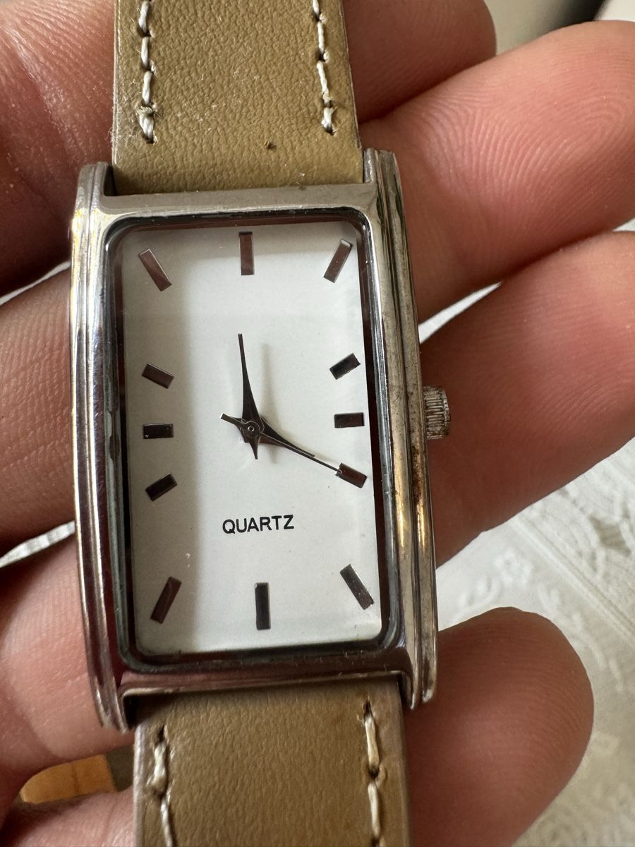 Uhren: Quartz Rectangular Wristwatch Silver  – Gebraucht aus Gerlafingen von naj_vj8s 8