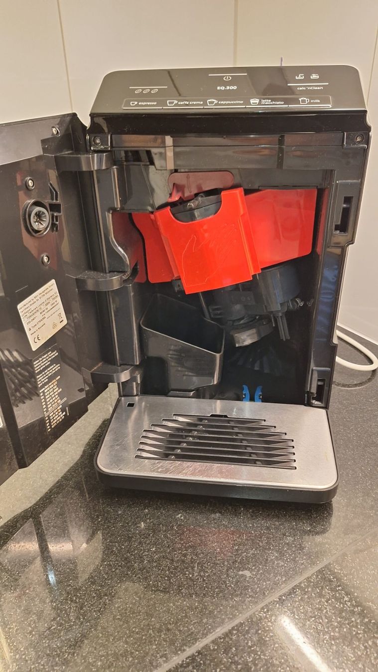 Siemens Macchine per caffè & Macchine per espresso: Siemens EQ 300 Kaffeevollautomat – Usato da Windisch venduto da tim_y6hl 1