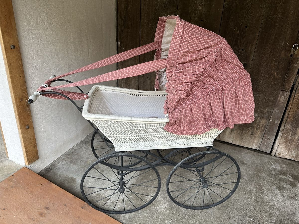 Carrozzine: Antiker Kinderwagen – Usato da Kölliken venduto da engine02