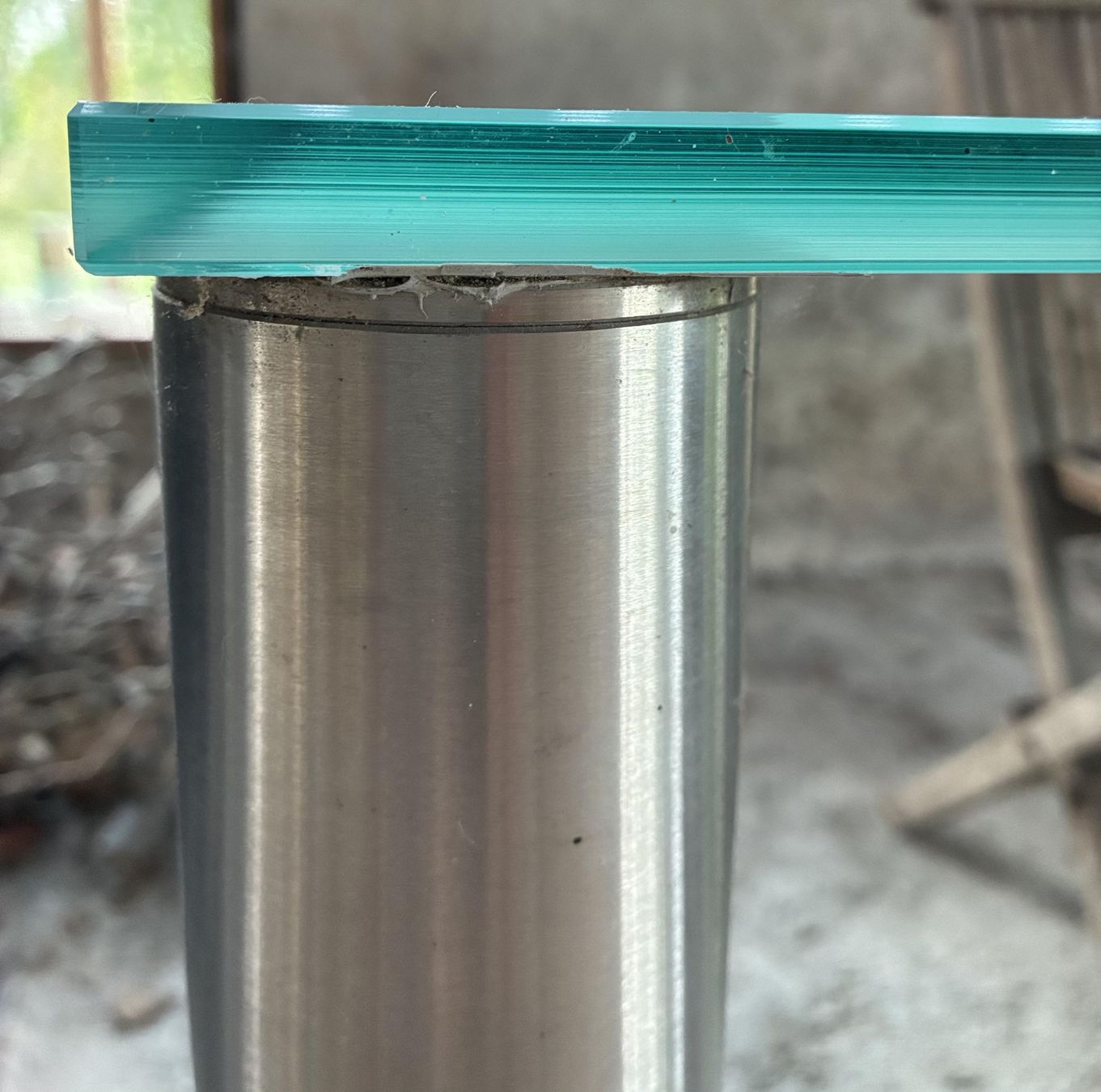 Tables: Tisch Glas satiniert  - Beine Alu rund – D'occasion à Oberkulm par Weberlisa 4