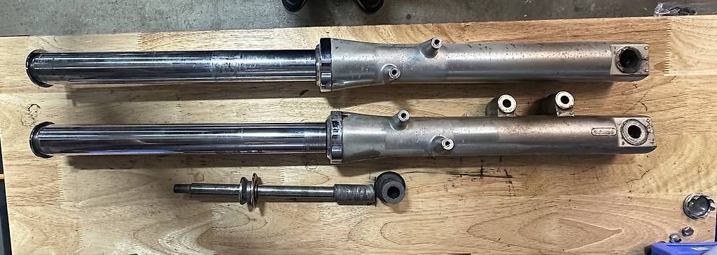 Alle Motorradersatzteile: Suzuki VS 800 Intruder Gabel mit Gabelbrücke  – Gebraucht aus Balsthal von Tiago_TMF 1