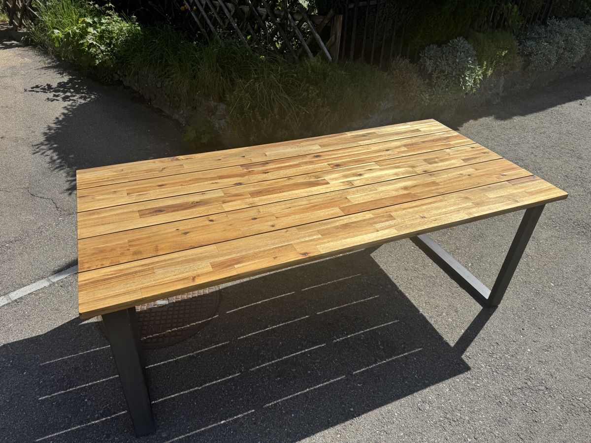 Tables: Massiver Holzgartentisch – D'occasion à Mönchaltorf par DRUG-TITO 2