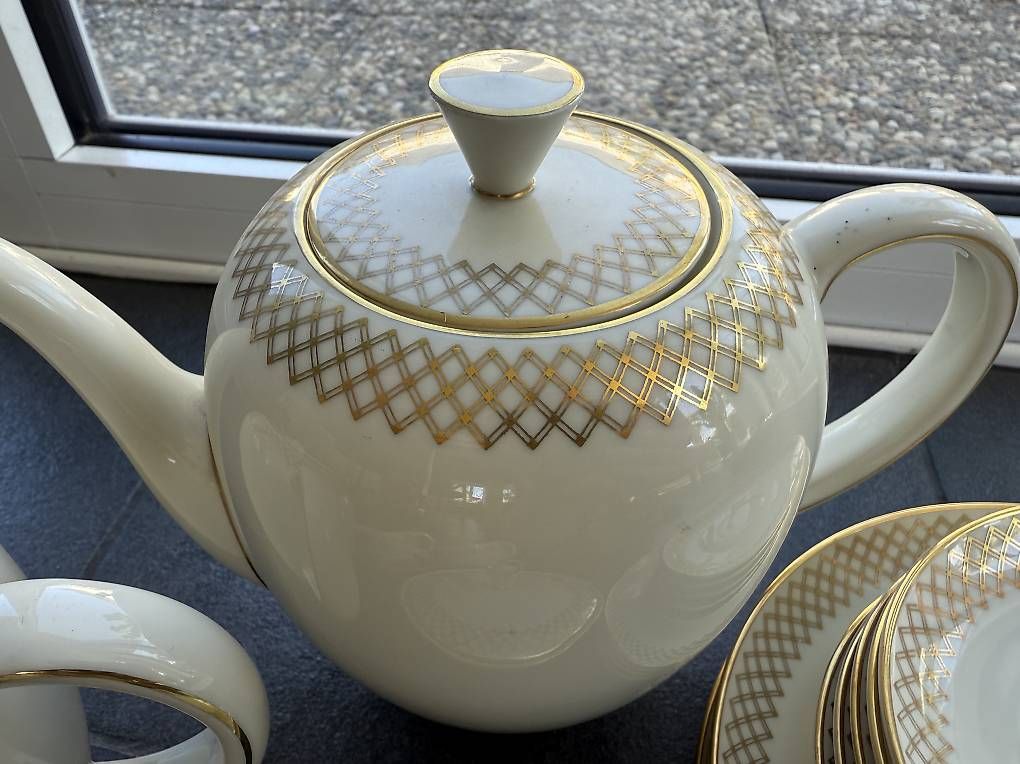 Set di piatti: Kaffeeservice mit Goldmalerei – Usato da Reinach BL venduto da Beutling 1