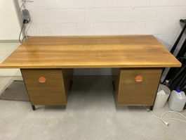 Knoll International Nussbaum-Schreibtisch