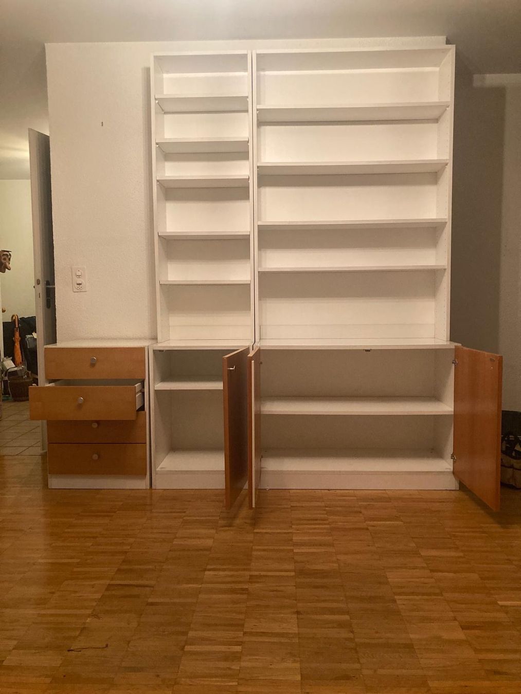 Scaffali: Bücherregal mit weissen Elementen und Holzfronten – Usato da Frick venduto da Rukki 7