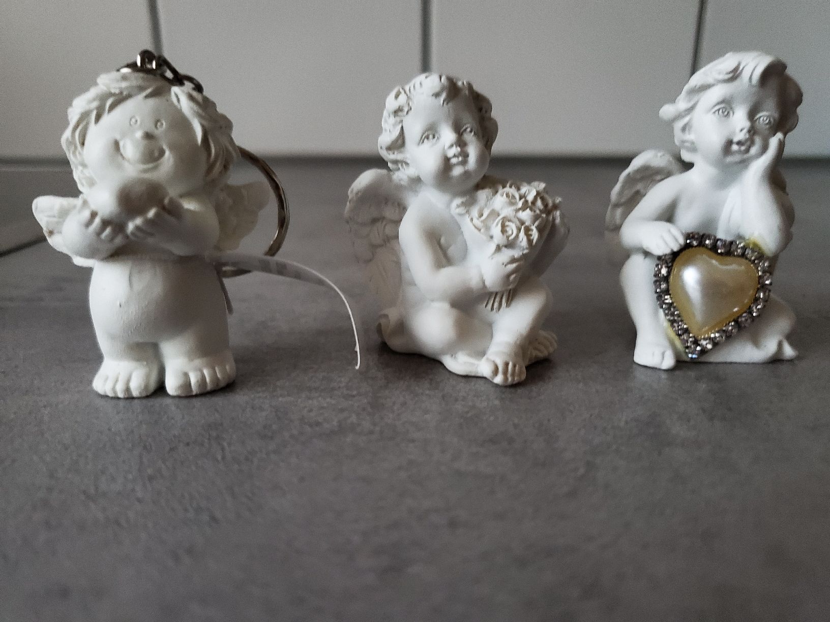 Migros Tutte le decorazioni: 3 Engel Dekofiguren Weiss neuwertig. Polyresin – Nuovo e nell'imballaggio originale da Wetzikon ZH venduto da Wetzicardo25