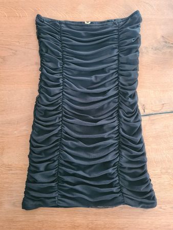 Ungetragenes schwarzes schulterfreies Cocktailkleid Grösse M
