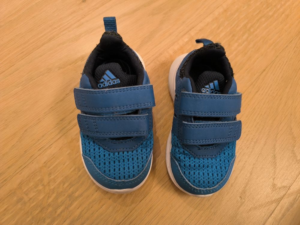 Chaussures garçon: Jungs, Adidas Kinder - Turnschuhe Gr. 20 – D'occasion à Lufingen par Laudine_G